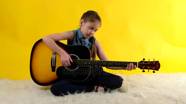 Blond dziewczyna niebieski oczy gra gitara — Wideo stockowe