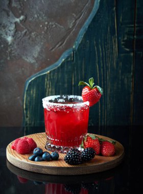 Çilek ile alkollü kokteyl