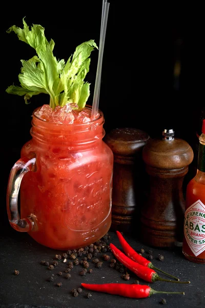 Bloody Mary o Ceasar con apio en tarro de albañil con borde de pimienta negra —  Fotos de Stock