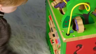 Katta oturan ve oynayan sevimli küçük çocuk