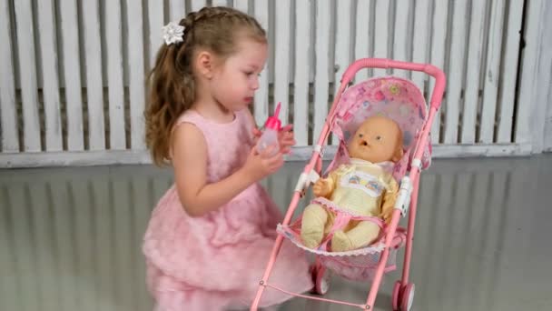 Chica jugando muñeca celebración y abrazo — Vídeos de Stock