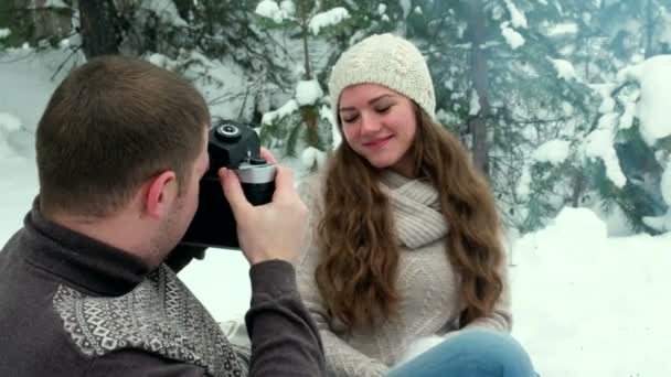 Chico y chica fotografiados en el bosque de invierno — Vídeos de Stock