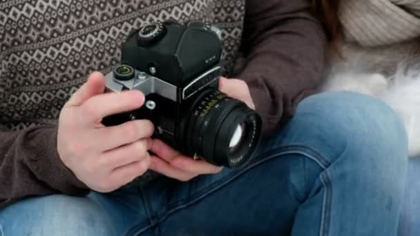 Jongen en meisje gefotografeerd in winter forest — Stockvideo