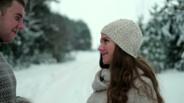 Chico y chica en el bosque, tomando té en invierno — Vídeos de Stock