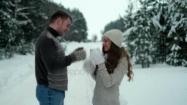 Chico y chica en el bosque, tomando té en invierno — Vídeo de stock