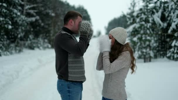 Chico y chica en el bosque, tomando té en invierno — Vídeos de Stock