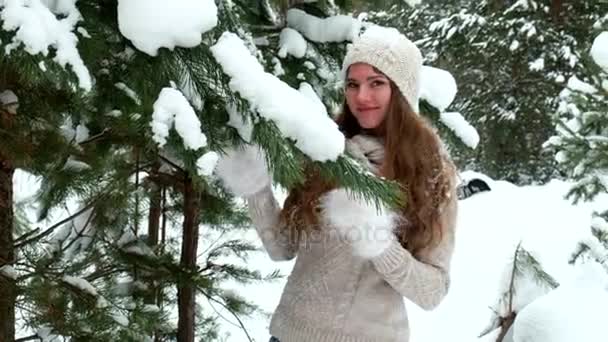 Flicka promenad i vinter skogen — Stockvideo