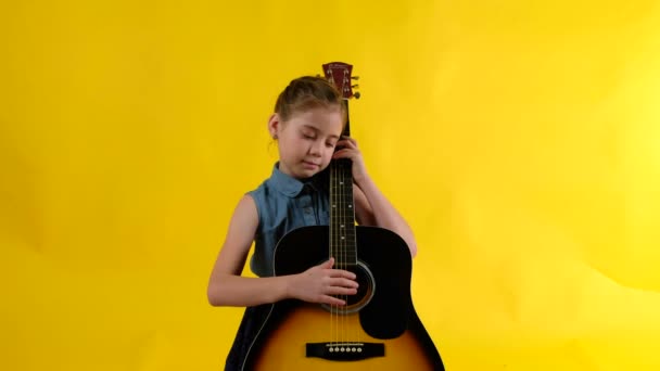 Szőke lány kék szeme játszik gitár — Stock videók