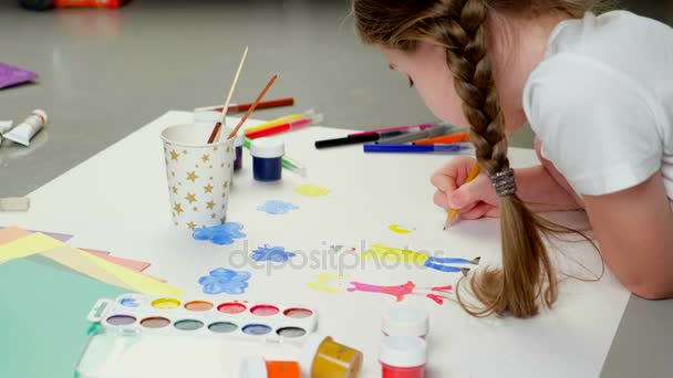 Κορίτσι με μπλε μάτια ζωγραφική με νερομπογιές — Αρχείο Βίντεο