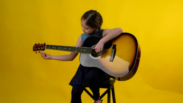 Μπλε μάτια ξανθιά κοπέλα παίζει κιθάρα — Αρχείο Βίντεο