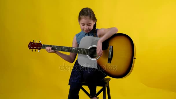 BLONDE GIRL BLUE EYES TOCA GUITAR — Vídeo de stock