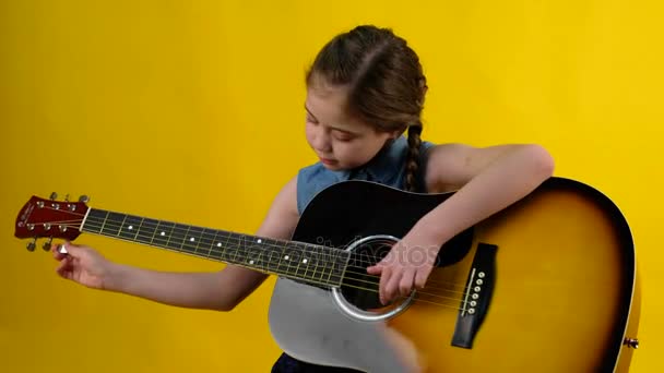 Sarışın kız mavi gözlü çalış gitar — Stok video