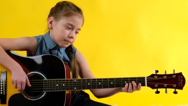 Szőke lány kék szeme játszik gitár — Stock videók