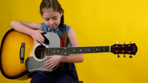 금발 소녀 파란 눈 놀이 기타 — 비디오
