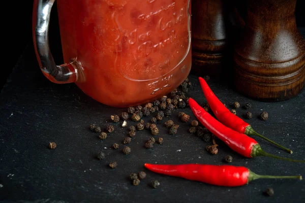 Bloody Mary o Ceasar con apio en tarro de albañil con borde de pimienta negra —  Fotos de Stock