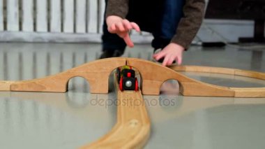 tahta tren ile oynarken küçük çocuk