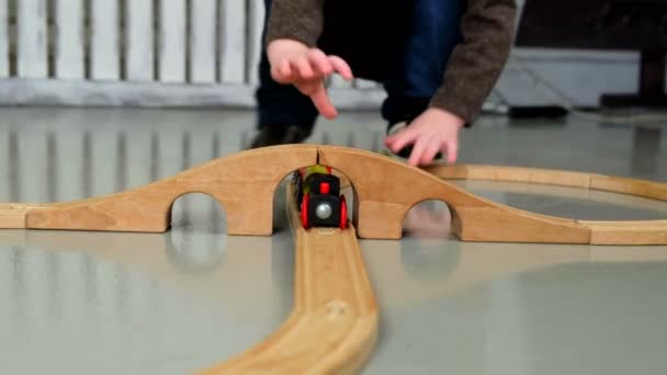Mały chłopiec bawi się drewnianych kolejowych — Wideo stockowe