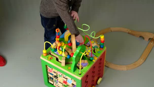 Lindo niño sentado en el suelo y jugando — Vídeos de Stock