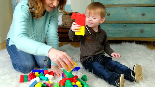 Niño y madre jugar juguetes juntos — Vídeo de stock
