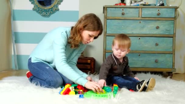 Barn och mor leker leksaker tillsammans — Stockvideo