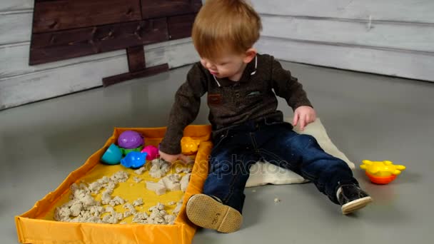 Kleine jongen spelen met houten spoorlijn — Stockvideo