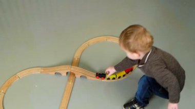 tahta tren ile oynarken küçük çocuk