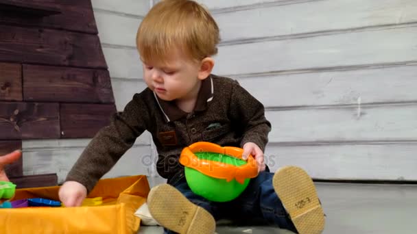 Menino brincando com ferrovia de madeira — Vídeo de Stock