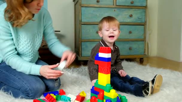 Niño y madre jugar juguetes juntos — Vídeo de stock