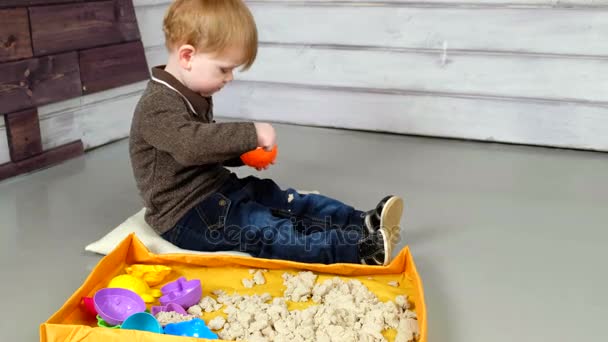 Kleine jongen spelen met houten spoorlijn — Stockvideo