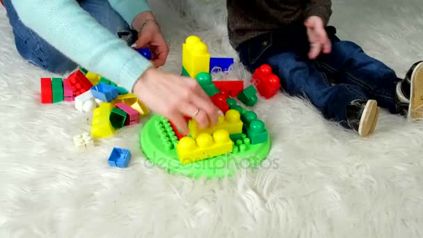 Ребенок и мать играют в игрушки вместе — стоковое видео