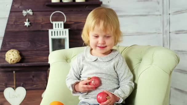 Menina brincando com brinquedos — Vídeo de Stock