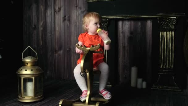 Schattig klein meisje zittend op de vloer en spelen — Stockvideo