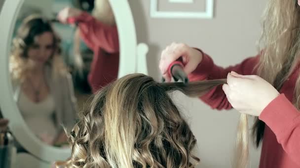 Beautiful girl make hairstyle — Stock Video