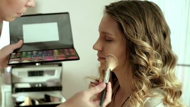 Trucco artista fa modelli di trucco — Video Stock