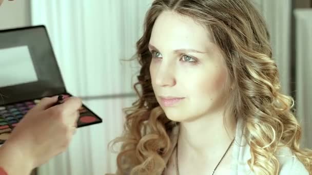 Maquillaje artista hace modelos maquillaje — Vídeos de Stock