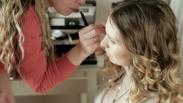 Trucco artista fa modelli di trucco — Video Stock