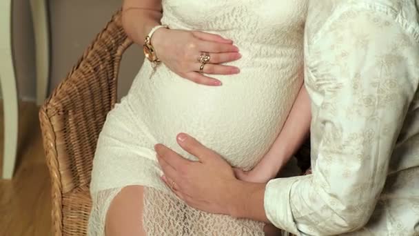 Heureux mari et femme en attente pour bébé — Video