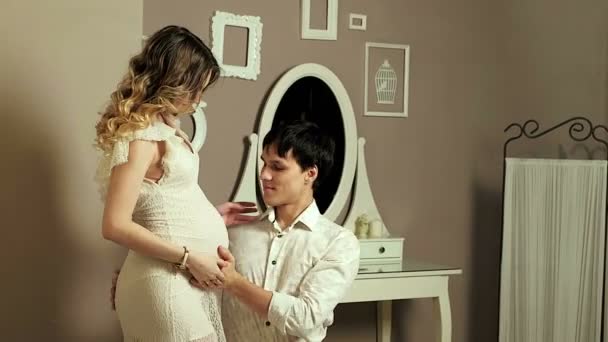 Heureux mari et femme en attente pour bébé — Video