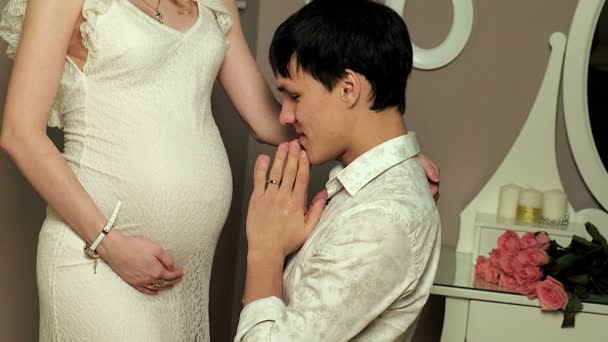 Šťastný manžel a manželka čeká miminko — Stock video