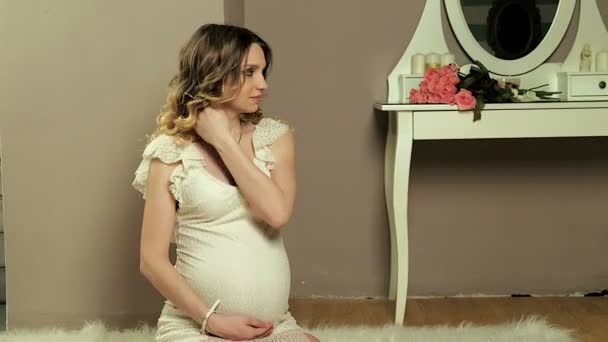 Беременная девушка впереди — стоковое видео