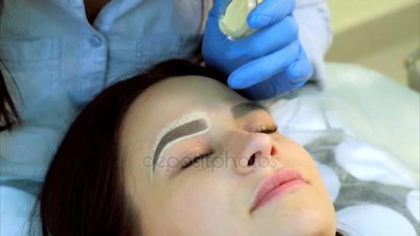Beautician making permanent makeup of eyelash. — Stock Video