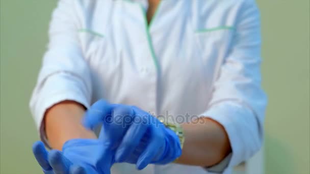 Sjuksköterska förbereder arbetsplatsen — Stockvideo