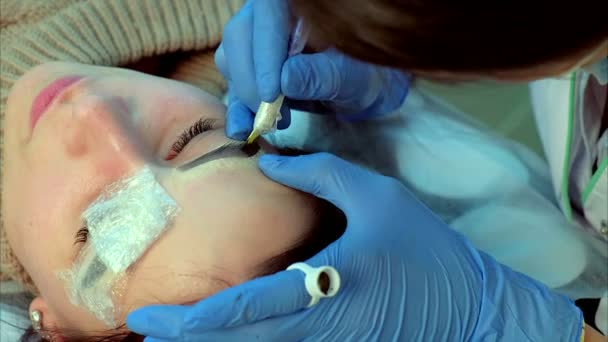 Schoonheidsspecialiste maken van permanente make-up van wimpers. — Stockvideo