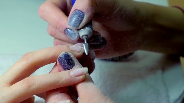 Eine Frau im Nagelstudio — Stockvideo