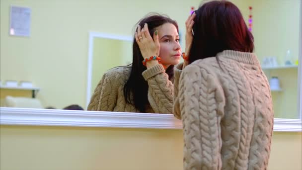 Permanente Make-up-Tätowierung im Schönheitssalon. Diskussion vor Verfahren — Stockvideo