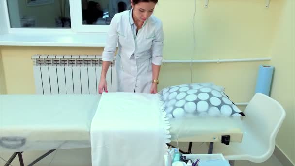 Sjuksköterska förbereder arbetsplatsen — Stockvideo
