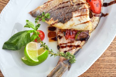 Beyaz tabakta kızarmış balık.