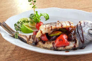 Beyaz tabakta kızarmış balık.