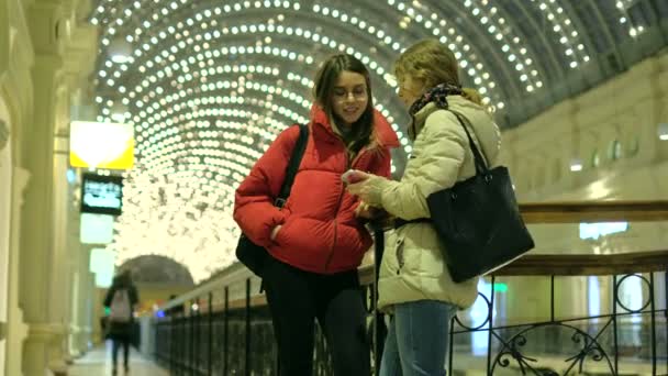 Meninas bonitas ativamente falando — Vídeo de Stock