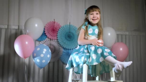 Красивая маленькая девочка улыбается. Воздушные шары. Большой номер два — стоковое видео